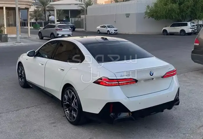 2024 بي ام دبليو الفئة الخامسة 520 أي إم كت