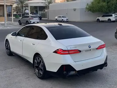 2024 بي ام دبليو الفئة الخامسة 520 أي إم كت