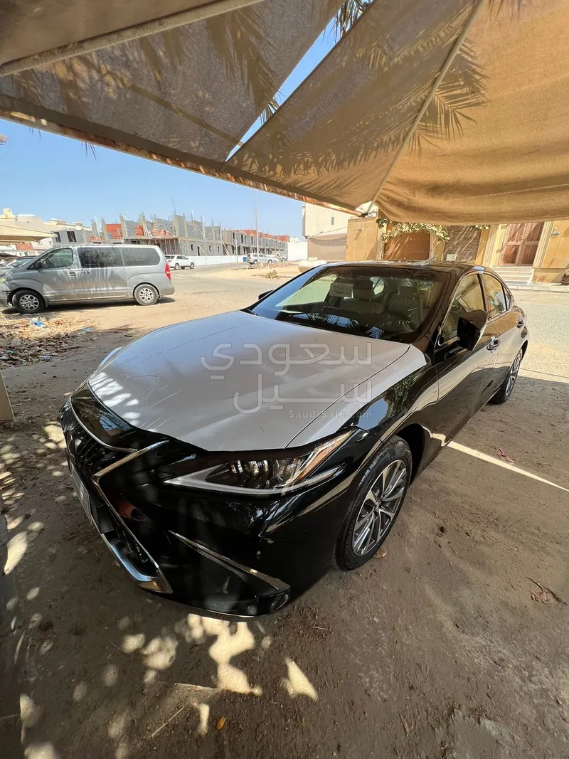 2025 لكزس إي إس 250