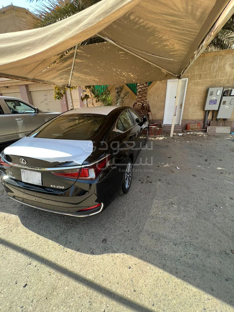2025 لكزس إي إس 250