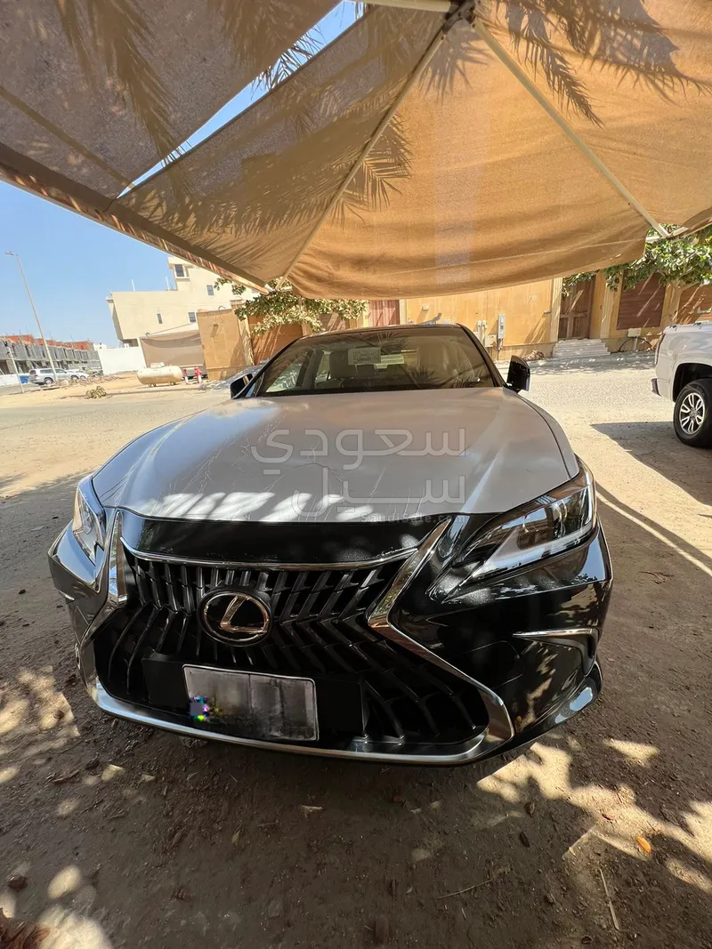 2025 لكزس إي إس 250