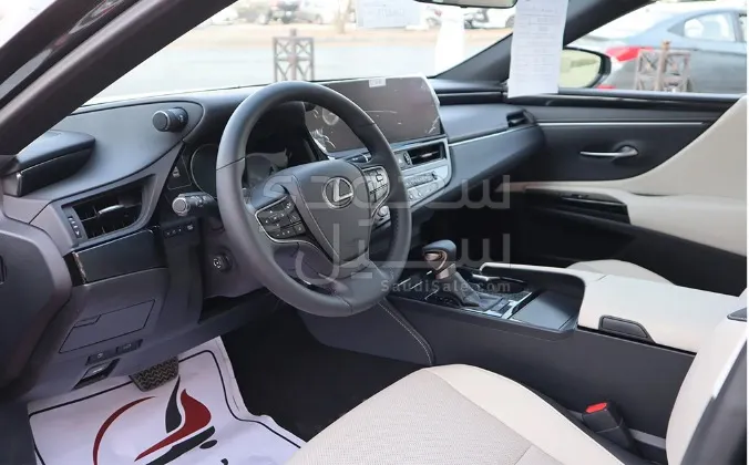 2025 لكزس إي إس 250