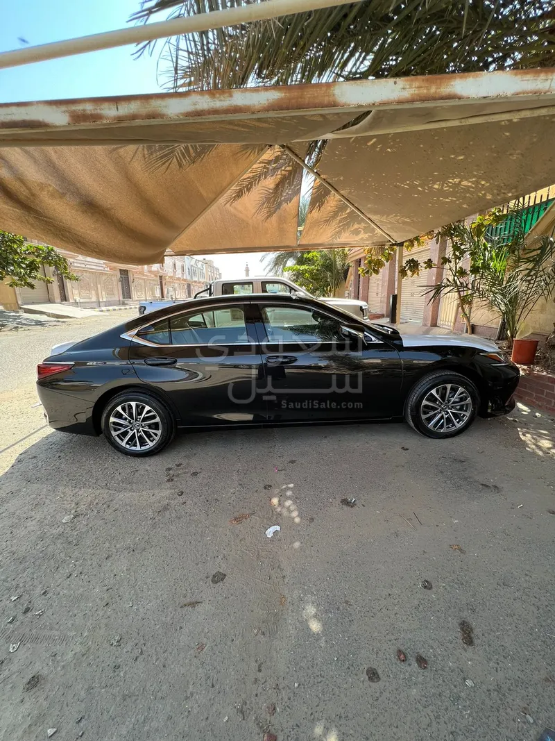 2025 لكزس إي إس 250