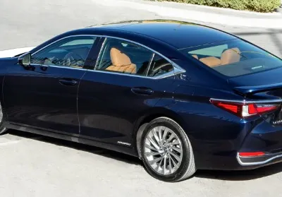 2025 لكزس إي إس 250