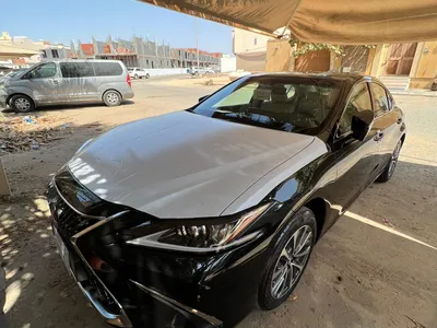 2025 لكزس إي إس 250