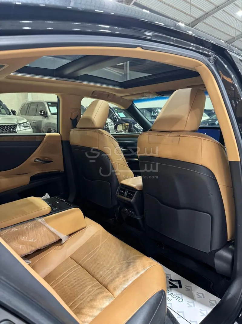 2023 لكزس إي إس 350
