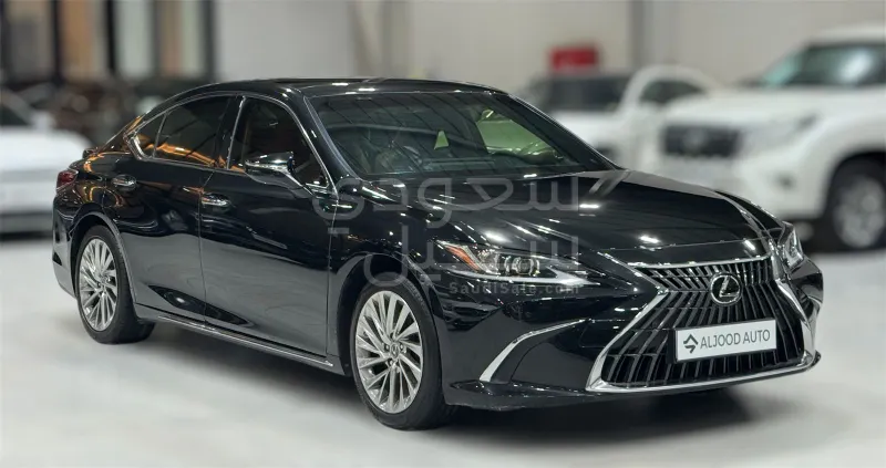 2023 لكزس إي إس 350