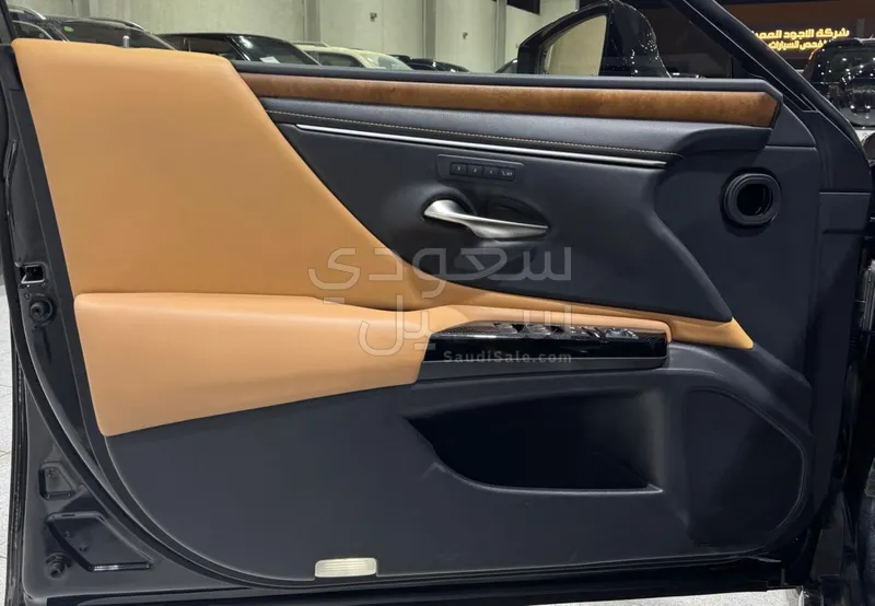 2023 لكزس إي إس 350
