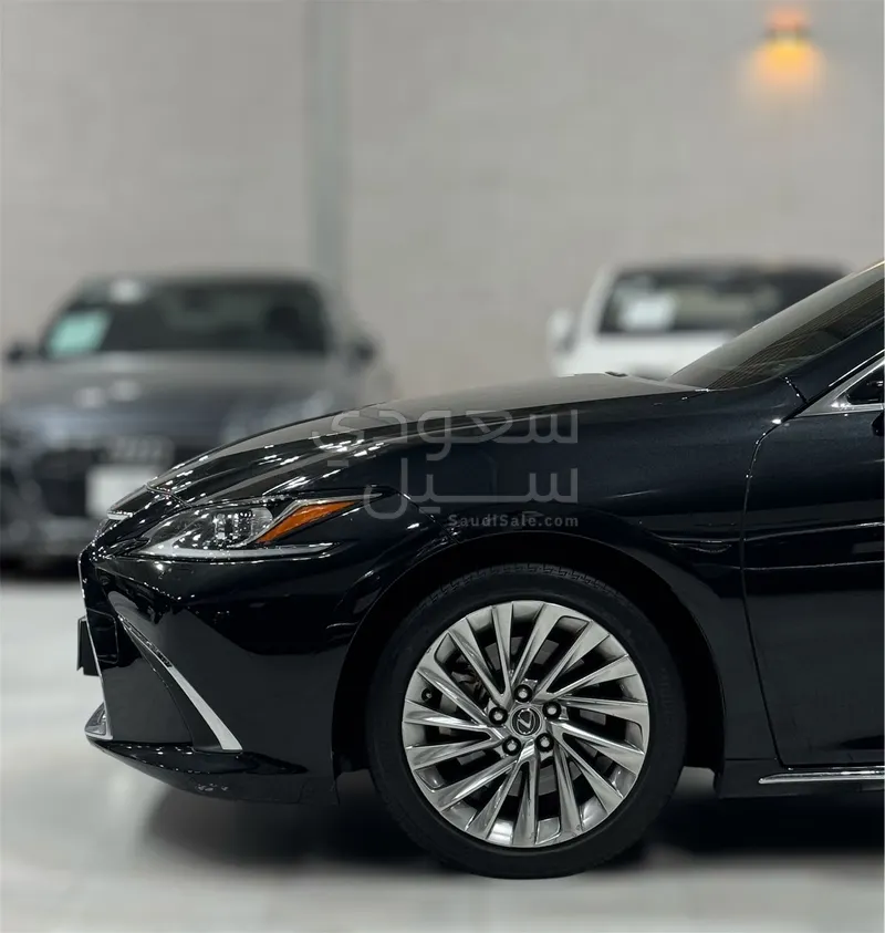 2023 لكزس إي إس 350