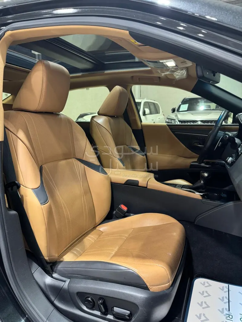 2023 لكزس إي إس 350