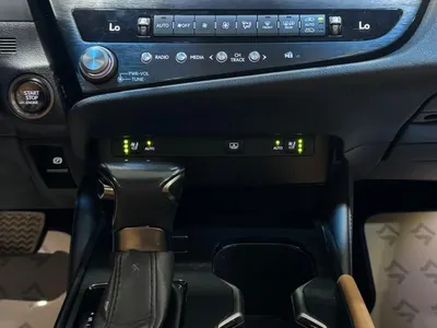 2023 لكزس إي إس 350