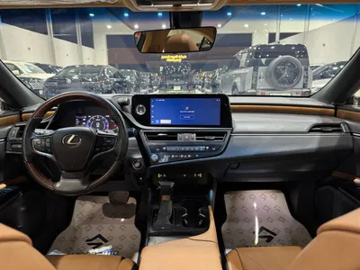 2023 لكزس إي إس 350