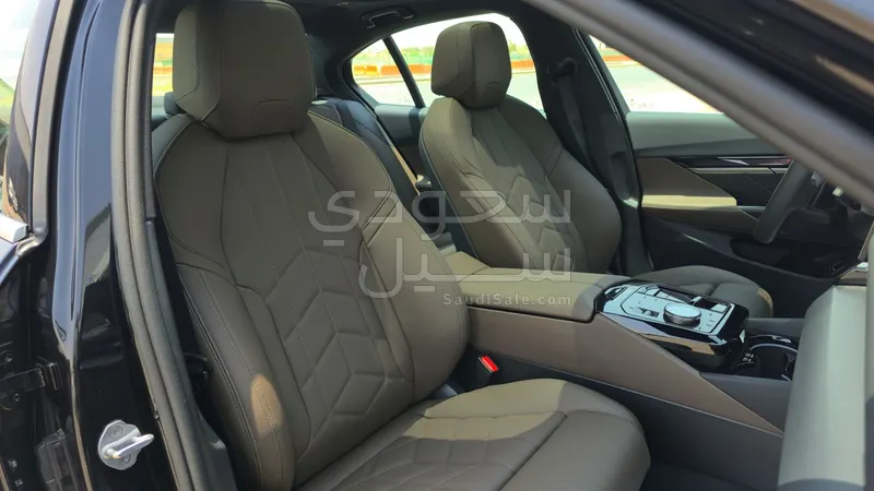 2025 بي ام دبليو الفئة الخامسة 520 أي