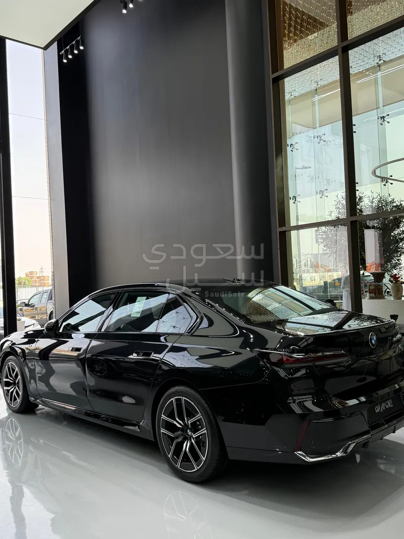 2025 بي ام دبليو الفئة السابعة 735 إل أي