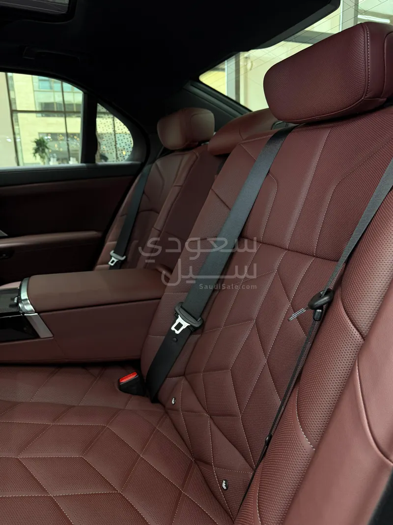 2025 بي ام دبليو الفئة السابعة 735 إل أي