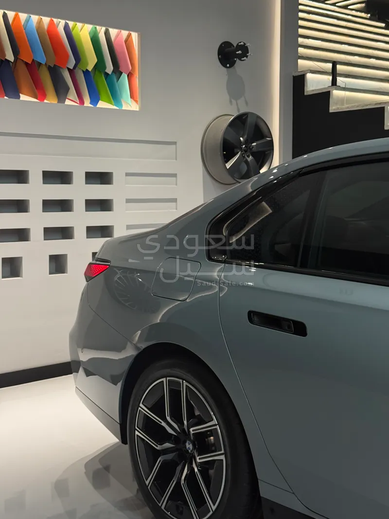 2025 بي ام دبليو الفئة السابعة 735 إل أي