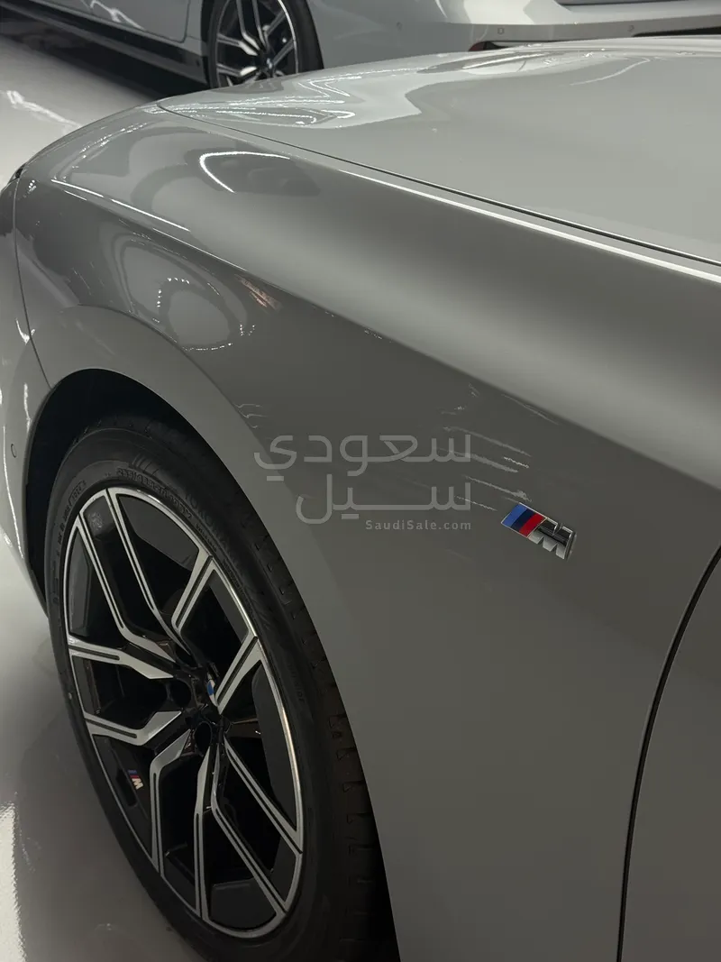2025 بي ام دبليو الفئة السابعة 735 إل أي