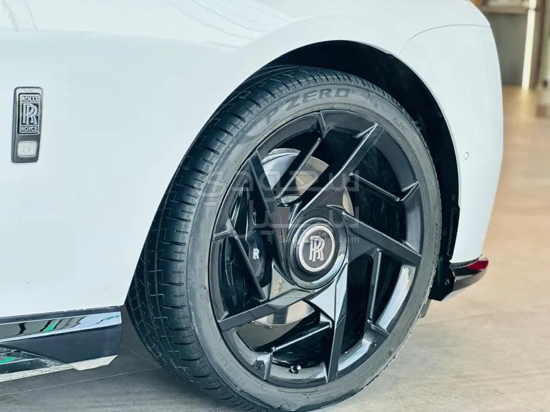 2025 رولز رويس سبيكتر بلاك بادج