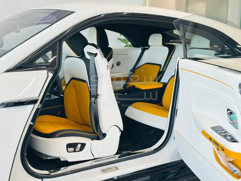 2025 رولز رويس سبيكتر بلاك بادج