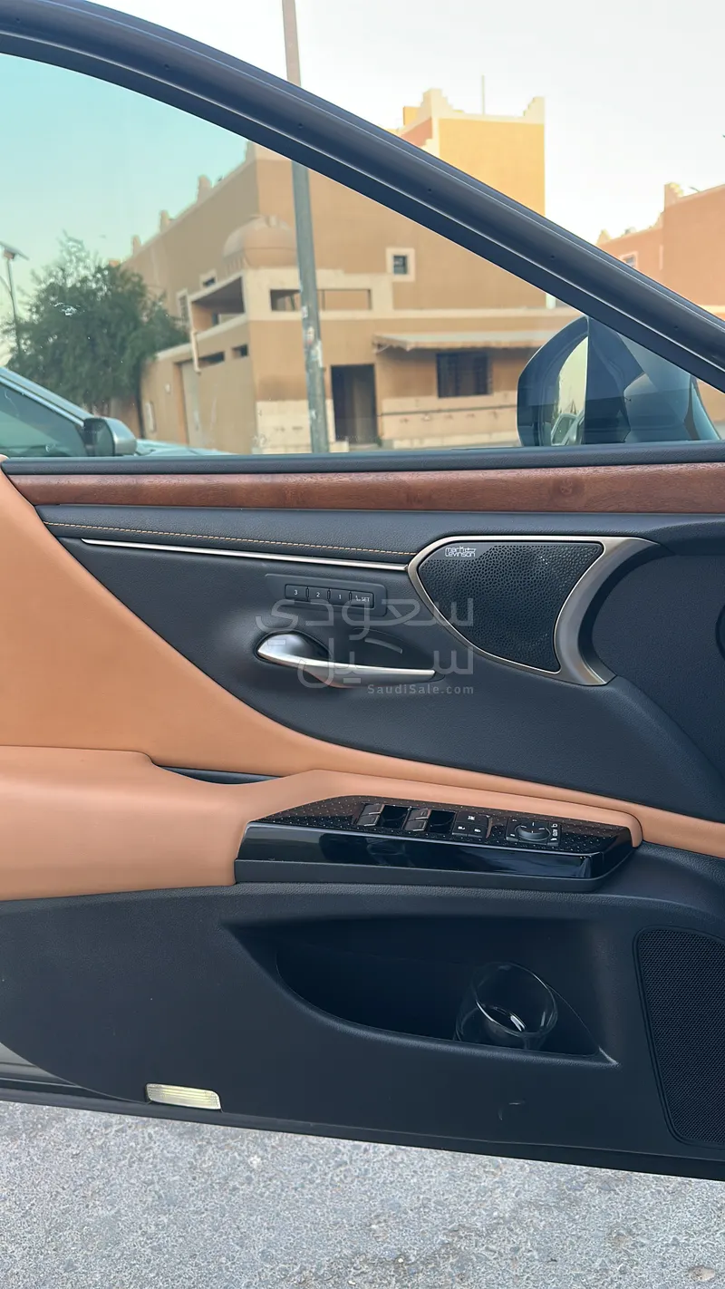 2023 لكزس جي إس 350