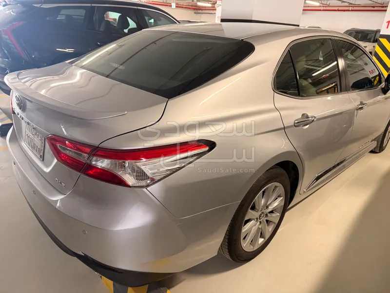 2019 تويوتا كامري جي ال اي