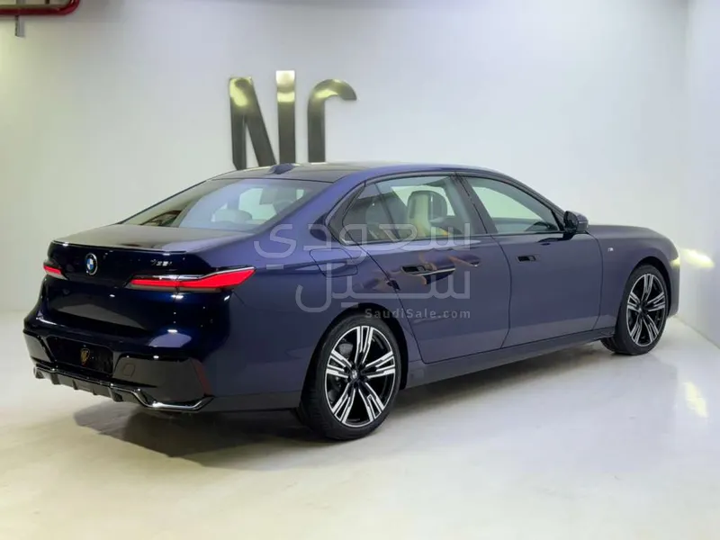 2026 بي ام دبليو الفئة السابعة 735أي