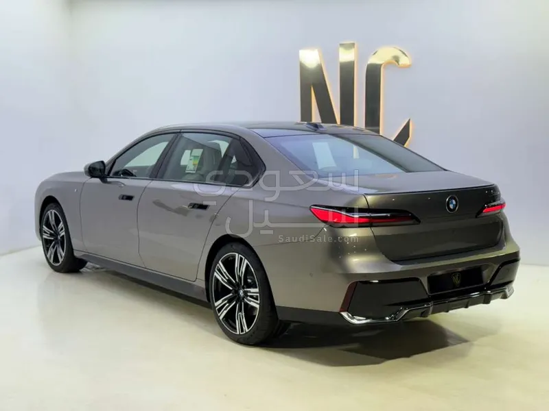 2026 بي ام دبليو الفئة السابعة 735أي