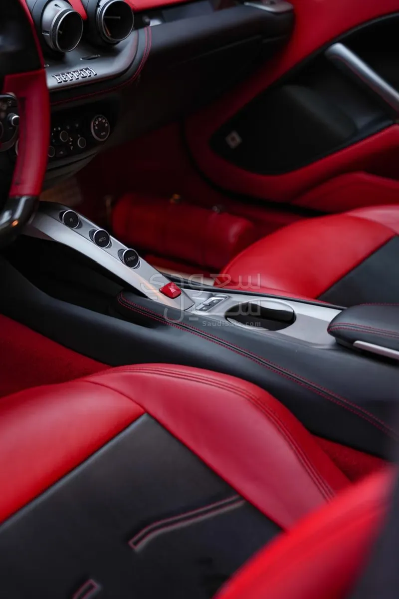 2016 فيراري اف 12 بيرلينيتا