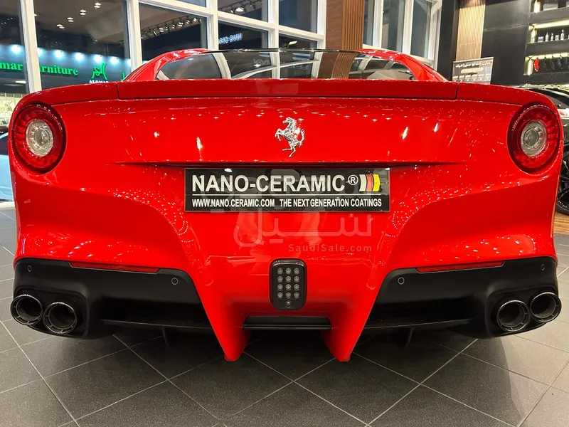 2016 فيراري اف 12 بيرلينيتا