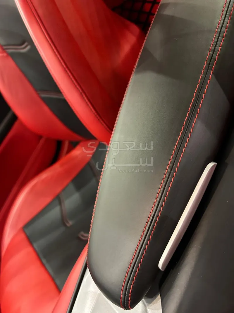 2016 فيراري اف 12 بيرلينيتا