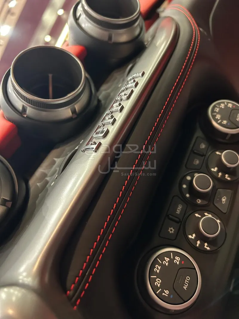 2016 فيراري اف 12 بيرلينيتا