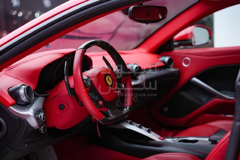 2016 فيراري اف 12 بيرلينيتا