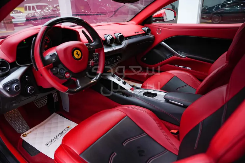 2016 فيراري اف 12 بيرلينيتا