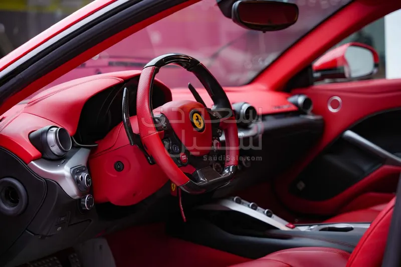 2016 فيراري اف 12 بيرلينيتا