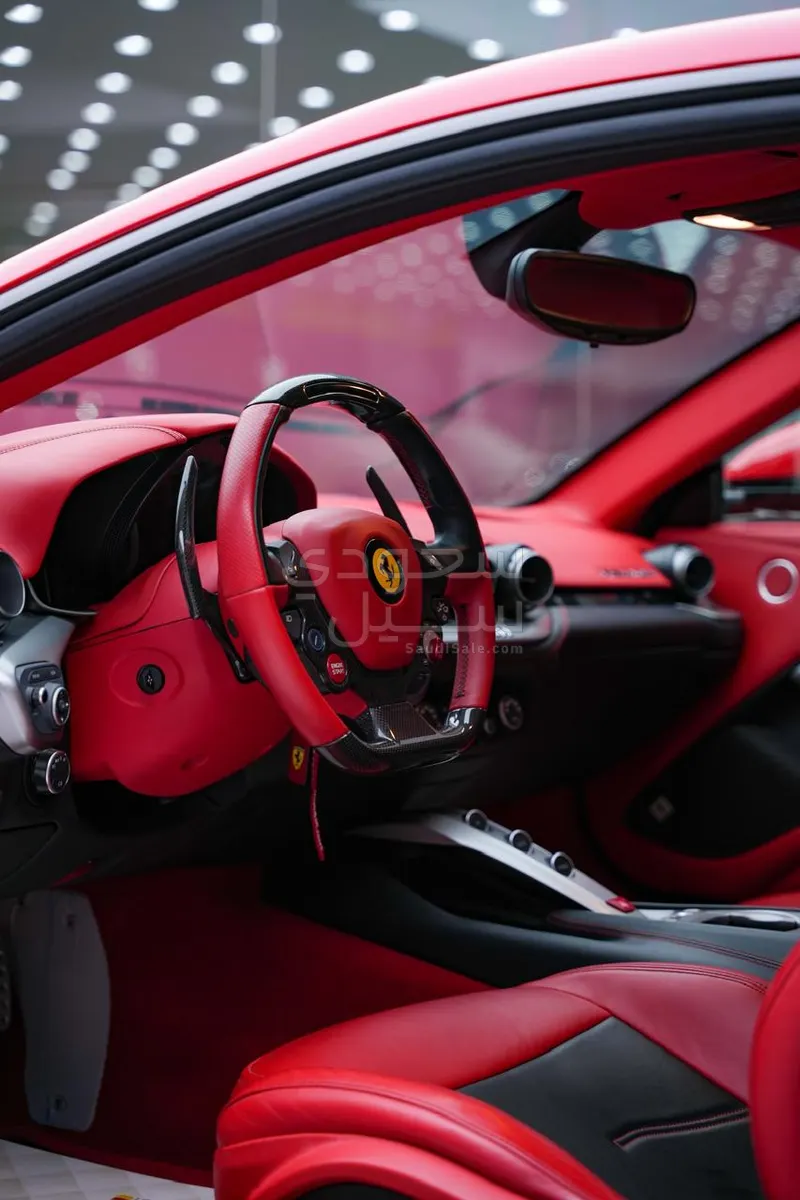 2016 فيراري اف 12 بيرلينيتا