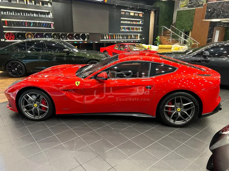 2016 فيراري اف 12 بيرلينيتا