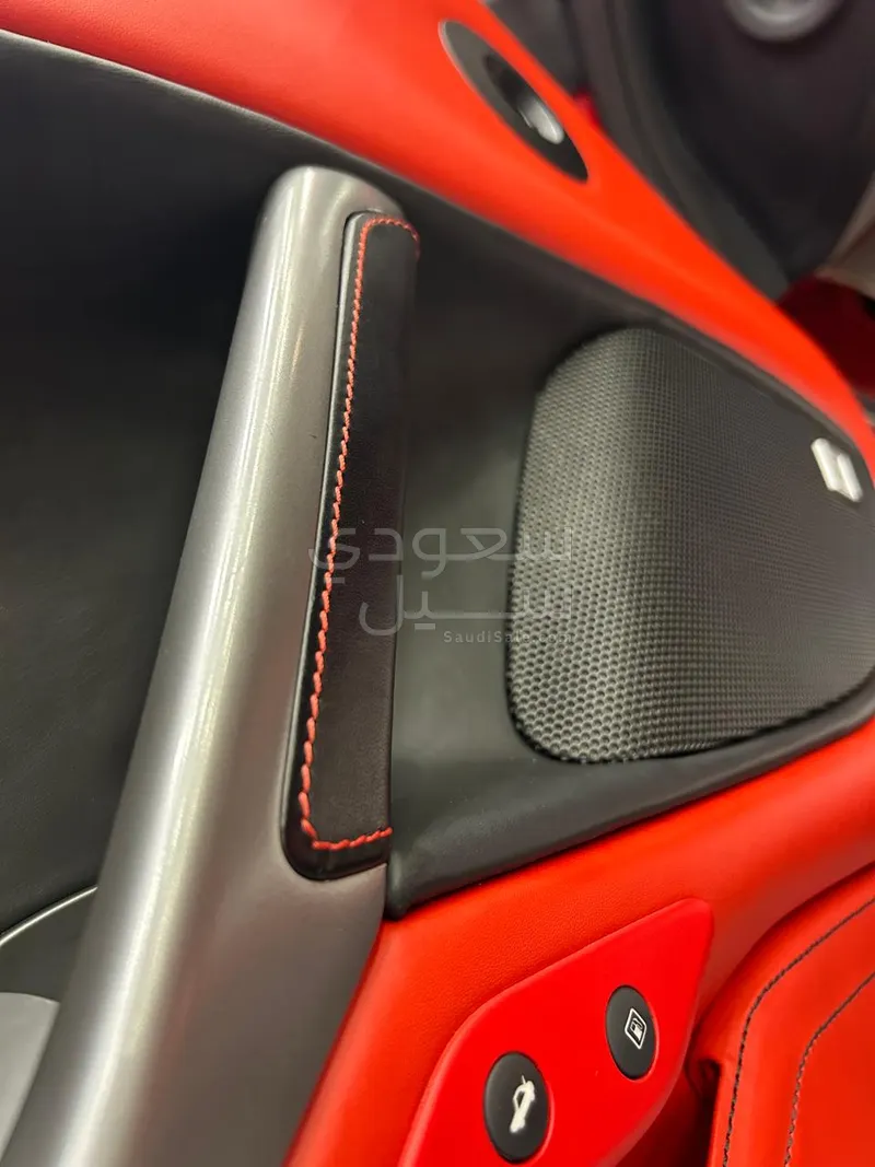 2016 فيراري اف 12 بيرلينيتا