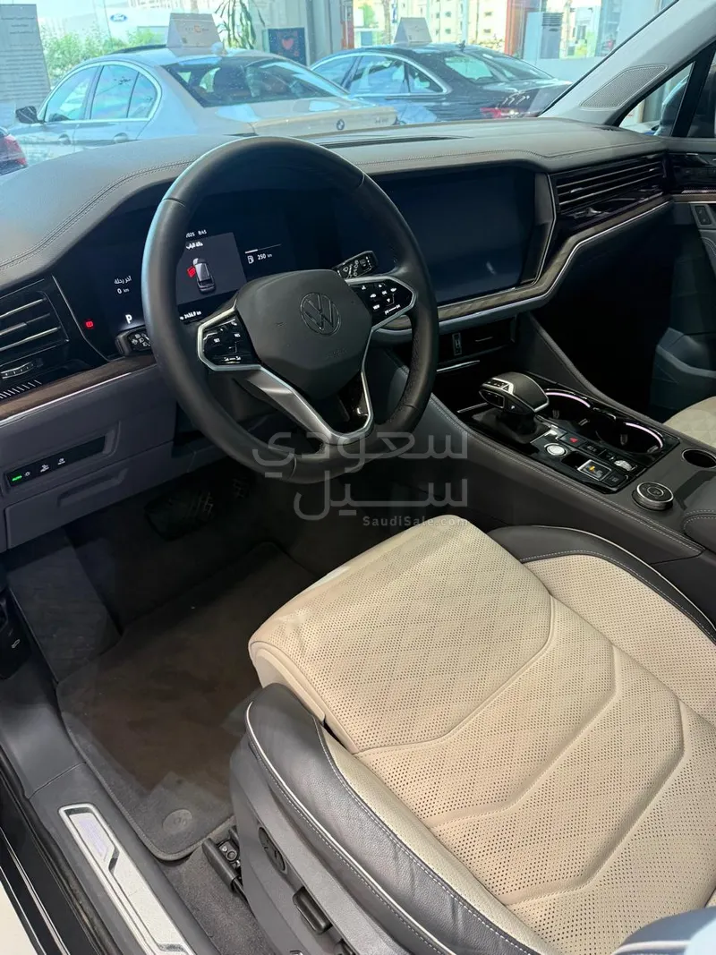 2024 Volkswagen Touareg R-Line