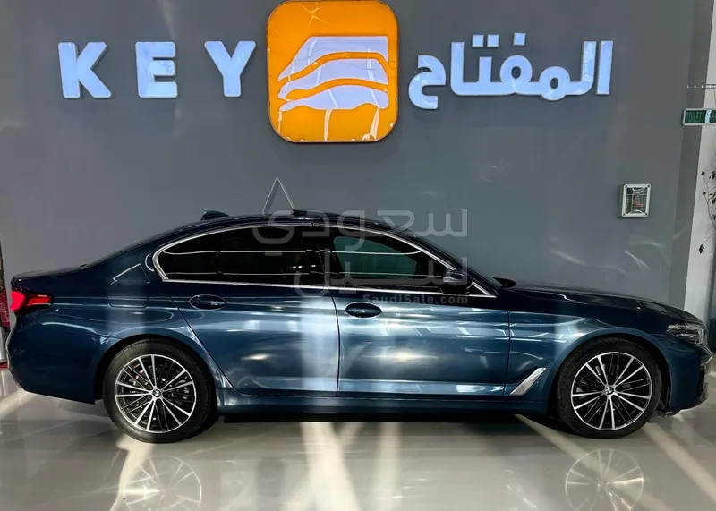 2023 BMW 5 Series 520i