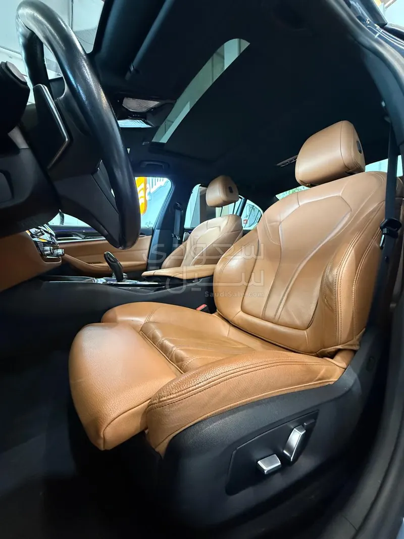 2023 BMW 5 Series 520i