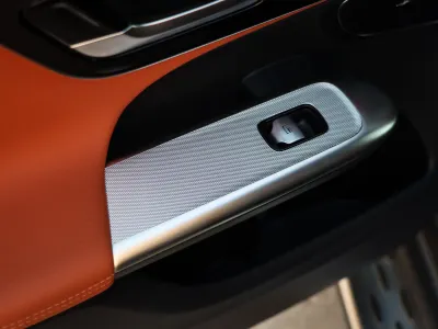 2025 مرسيدس - بنز جي إل سي 200 2025 مرسيدس - بنز جي إل سي 200