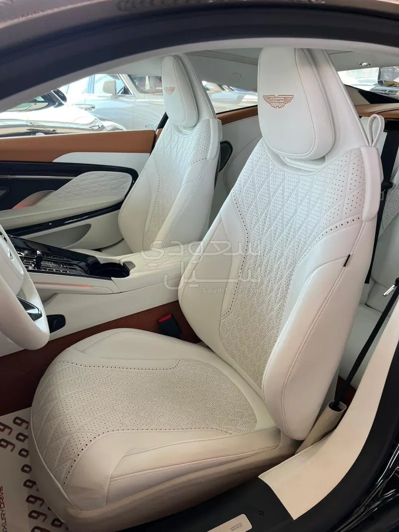 2024 استون مارتن دي بي 12