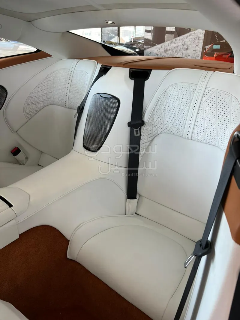 2024 استون مارتن دي بي 12