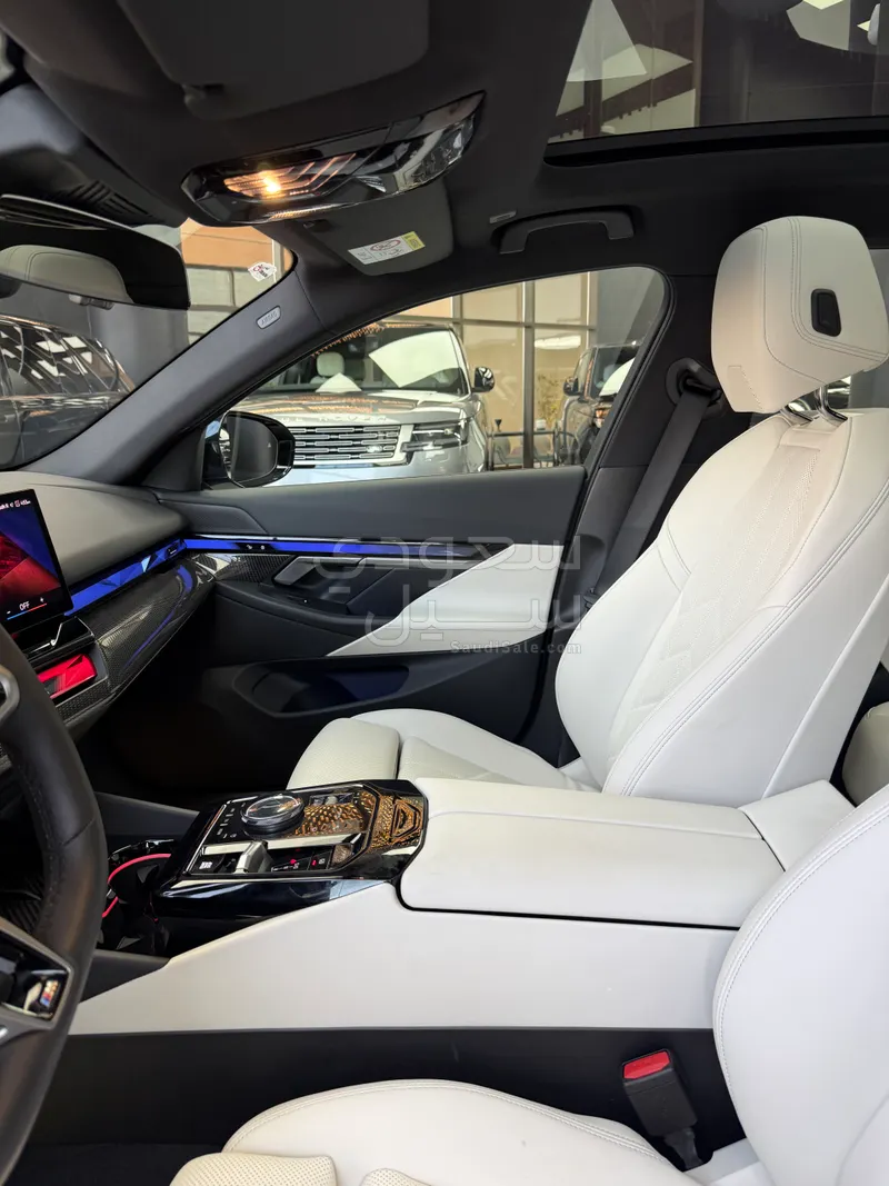 2025 بي ام دبليو الفئة الخامسة 520 أي إم كت