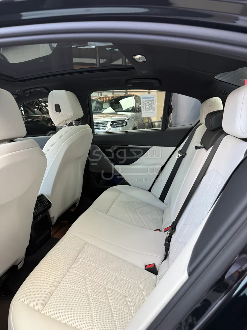 2025 بي ام دبليو الفئة الخامسة 520 أي إم كت