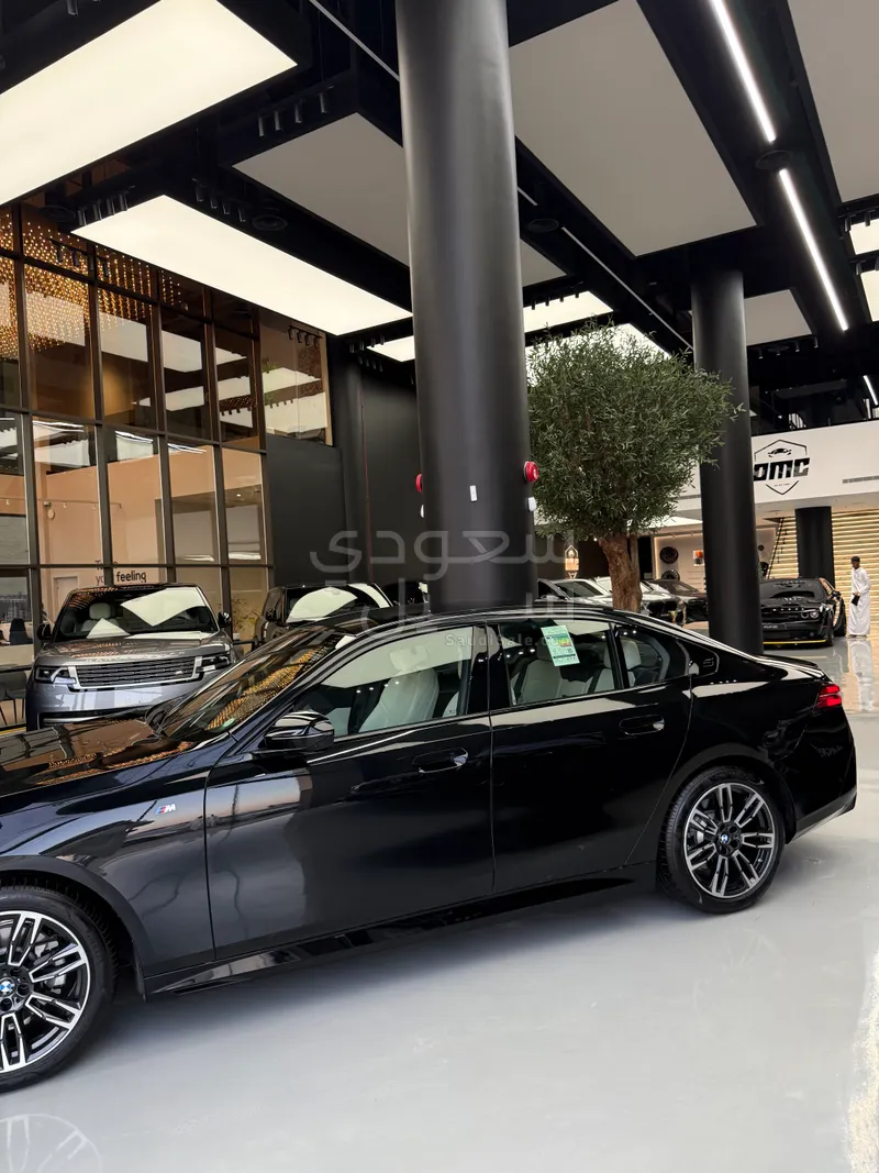 2025 بي ام دبليو الفئة الخامسة 520 أي إم كت