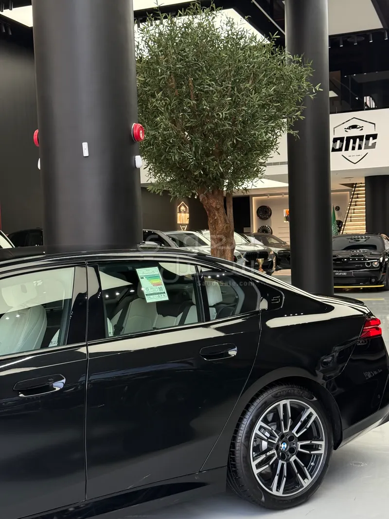 2025 بي ام دبليو الفئة الخامسة 520 أي إم كت