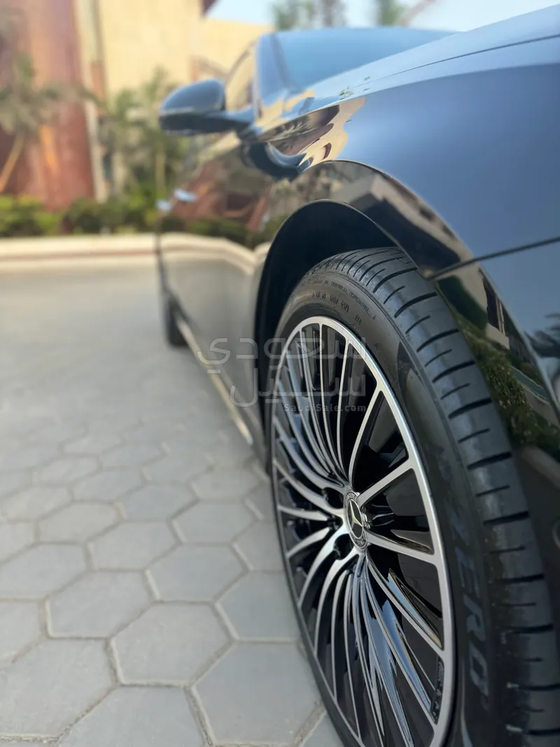 2025 مرسيدس - بنز إي 300