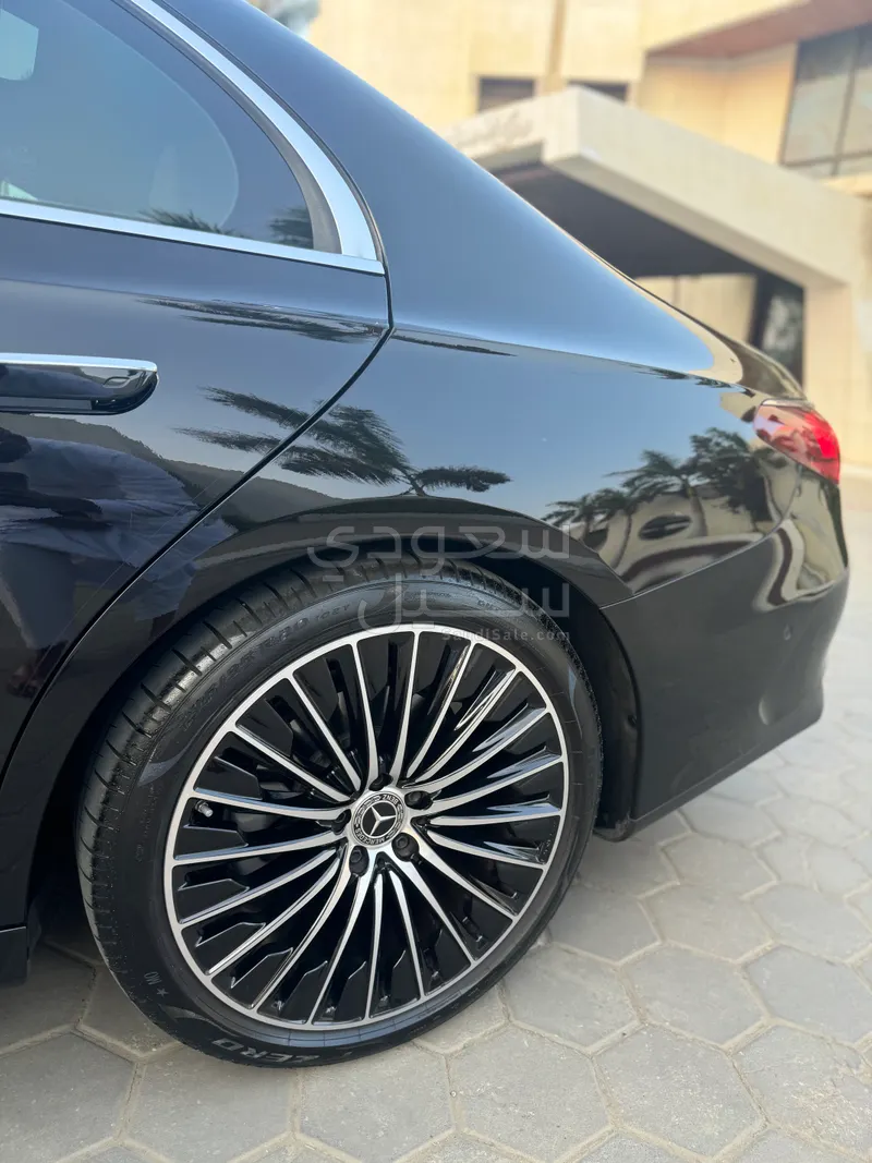 2025 مرسيدس - بنز إي 300