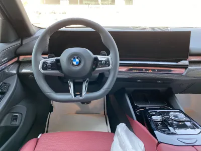 2026 بي ام دبليو الفئة الخامسة 520 أي إم كت